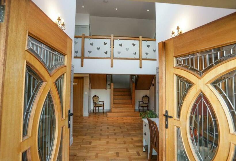 تختخواب و صبحانه Crackin View Guest House