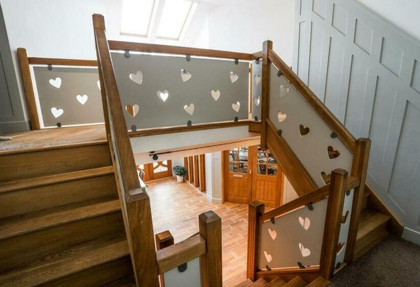 تختخواب و صبحانه Crackin View Guest House