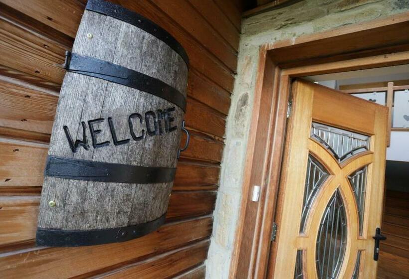 تختخواب و صبحانه Crackin View Guest House