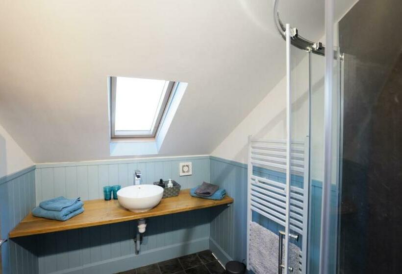 تختخواب و صبحانه Crackin View Guest House