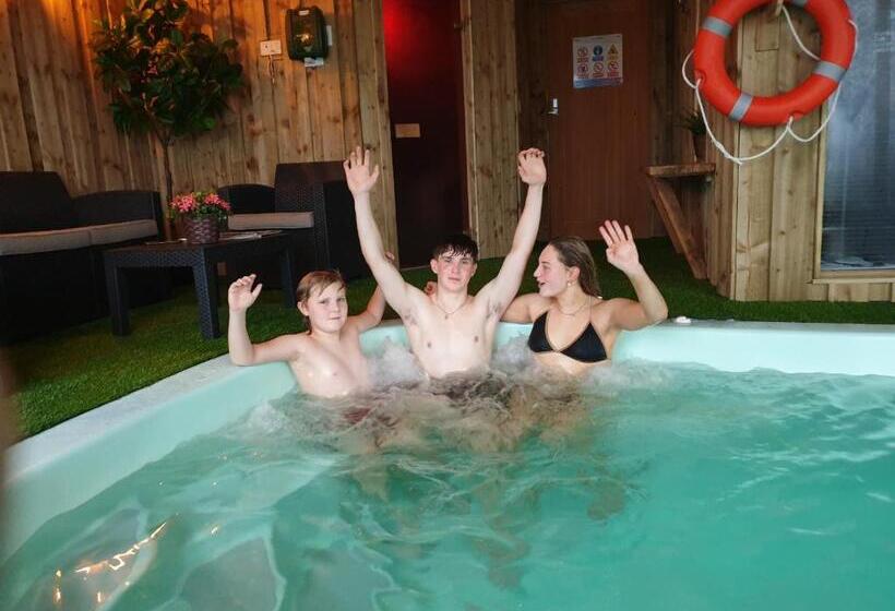 تختخواب و صبحانه Crackin View Guest House