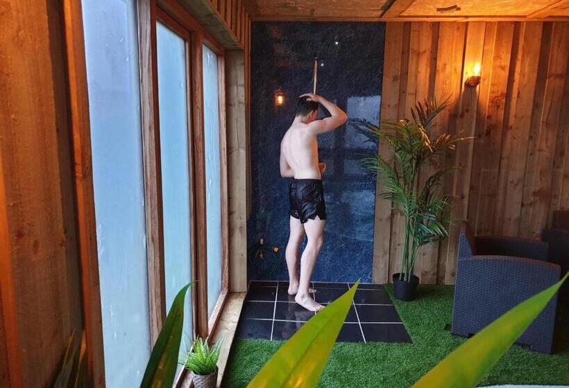 تختخواب و صبحانه Crackin View Guest House