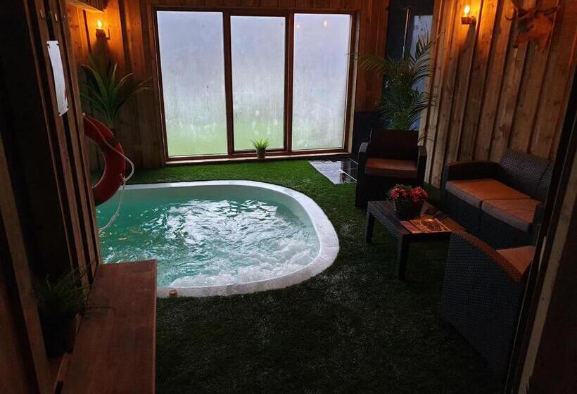 تختخواب و صبحانه Crackin View Guest House