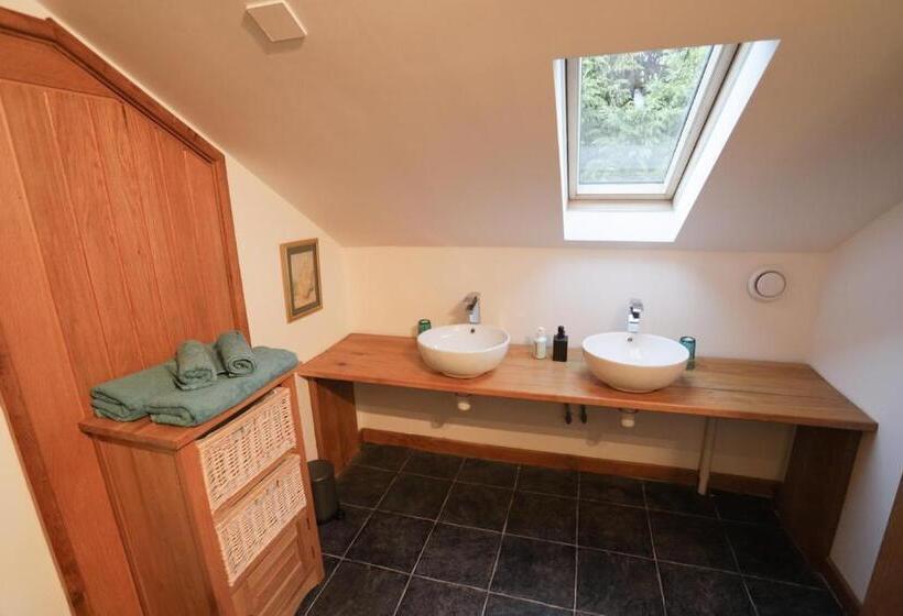 تختخواب و صبحانه Crackin View Guest House