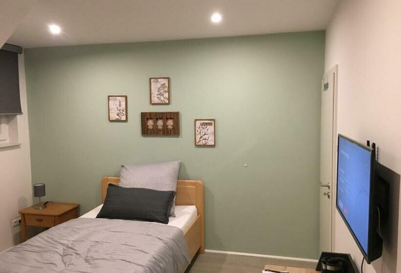 مبيت وإفطار Gäste Und Messezimmer Adelheidsdorf