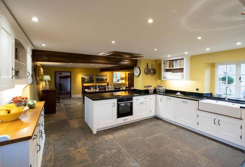 مبيت وإفطار Middle Farm House