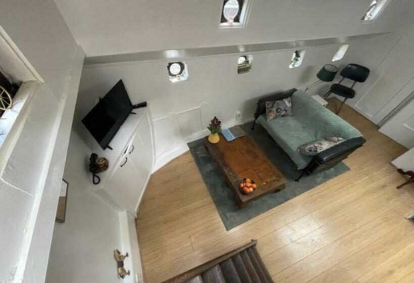 مبيت وإفطار Romantic Houseboat