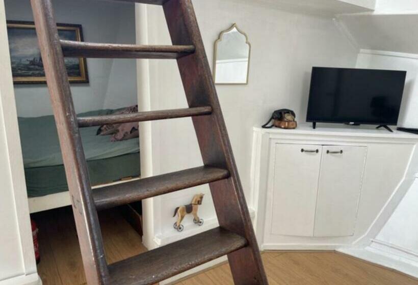 مبيت وإفطار Romantic Houseboat