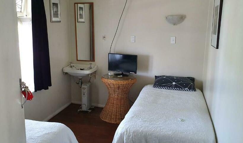 Отель Motueka Backpackers, Loud Live Music Friday Saturday Nights