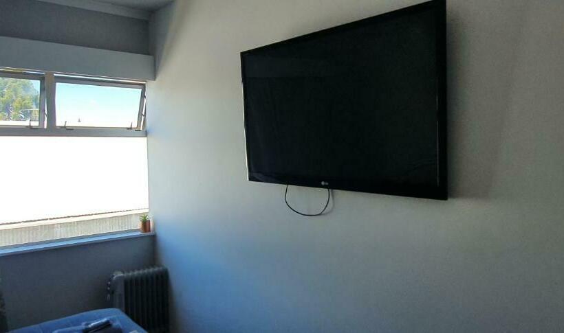 Отель Motueka Backpackers, Loud Live Music Friday Saturday Nights