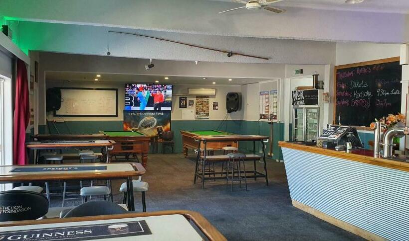 Отель Motueka Backpackers, Loud Live Music Friday Saturday Nights