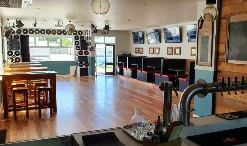 Отель Motueka Backpackers, Loud Live Music Friday Saturday Nights