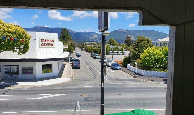 Отель Motueka Backpackers, Loud Live Music Friday Saturday Nights