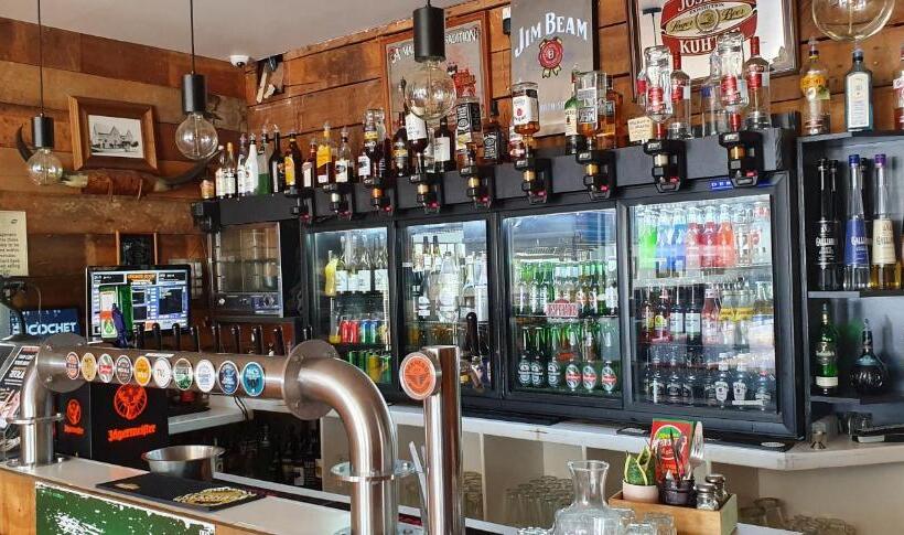 Отель Motueka Backpackers, Loud Live Music Friday Saturday Nights