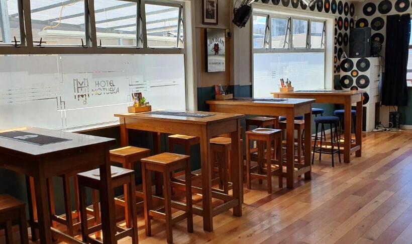 Отель Motueka Backpackers, Loud Live Music Friday Saturday Nights