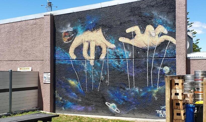 Отель Motueka Backpackers, Loud Live Music Friday Saturday Nights