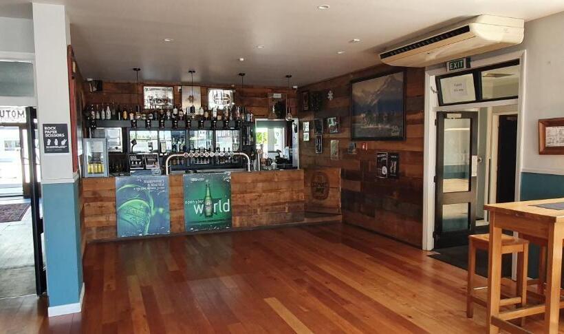 Отель Motueka Backpackers, Loud Live Music Friday Saturday Nights