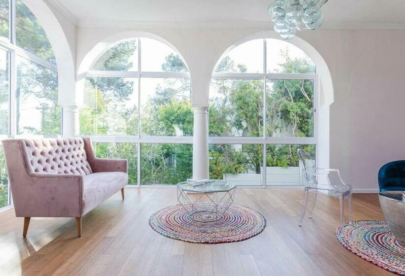 פנסיון The Views Guesthouse