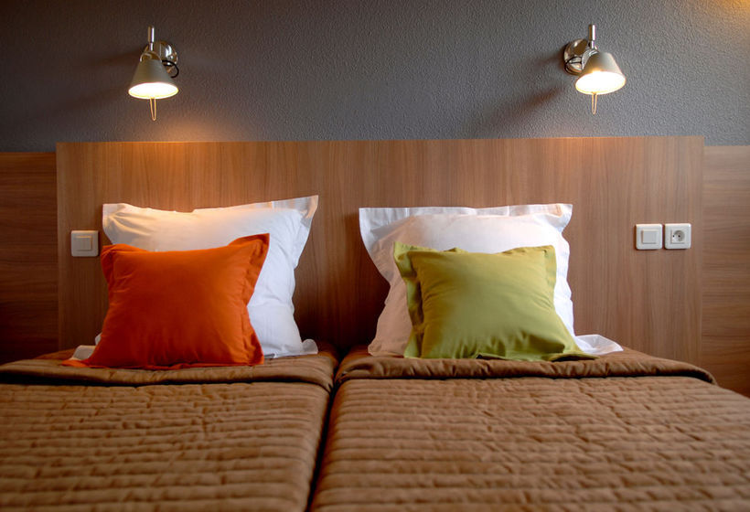 Отель Hôtel Savigny-Le-Temple