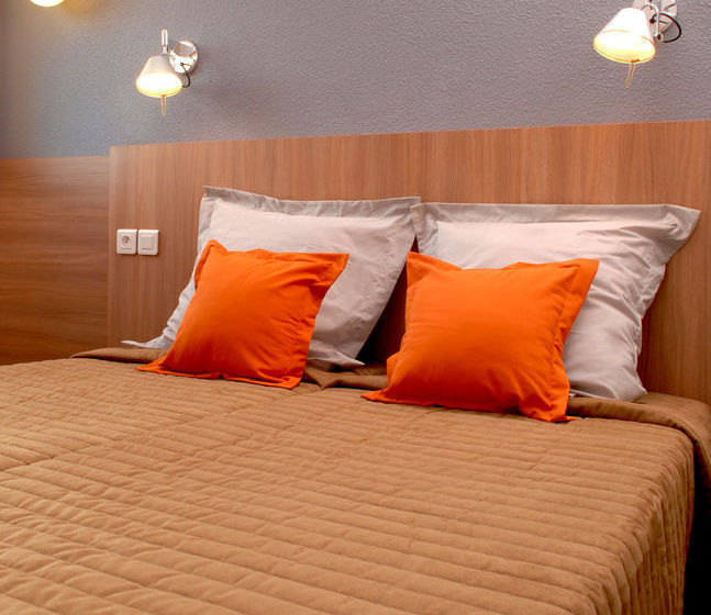 Отель Hôtel Savigny-Le-Temple