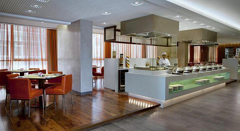 Отель Centro Al Manhal by Rotana