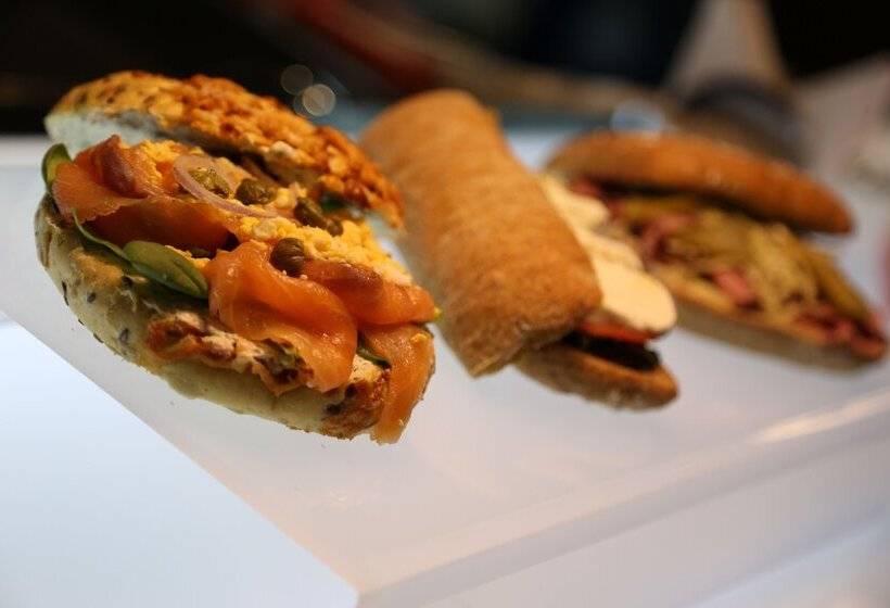 Отель Centro Al Manhal by Rotana