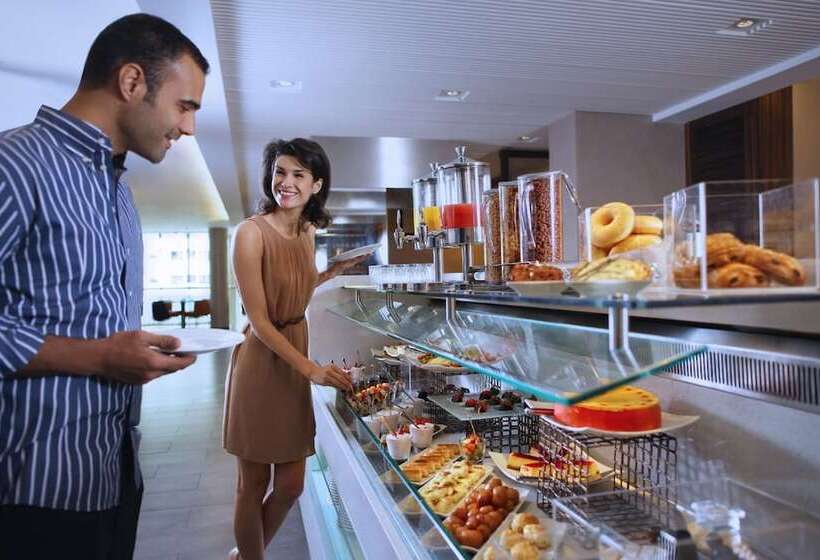 Отель Centro Al Manhal by Rotana