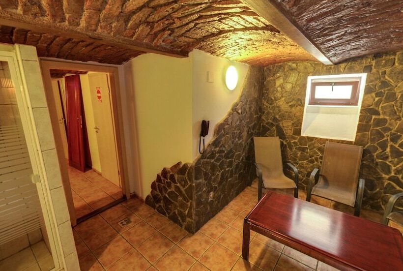 Отель Curtea Brasoveana