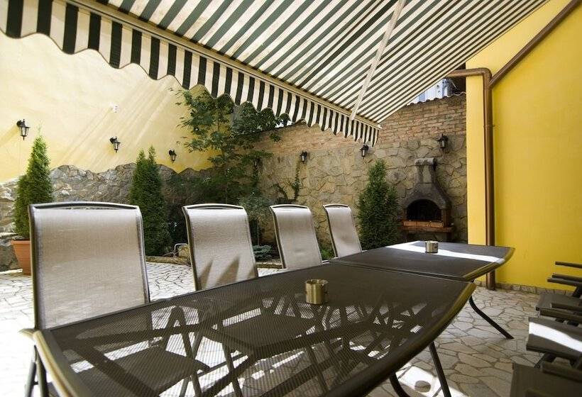 Отель Curtea Brasoveana