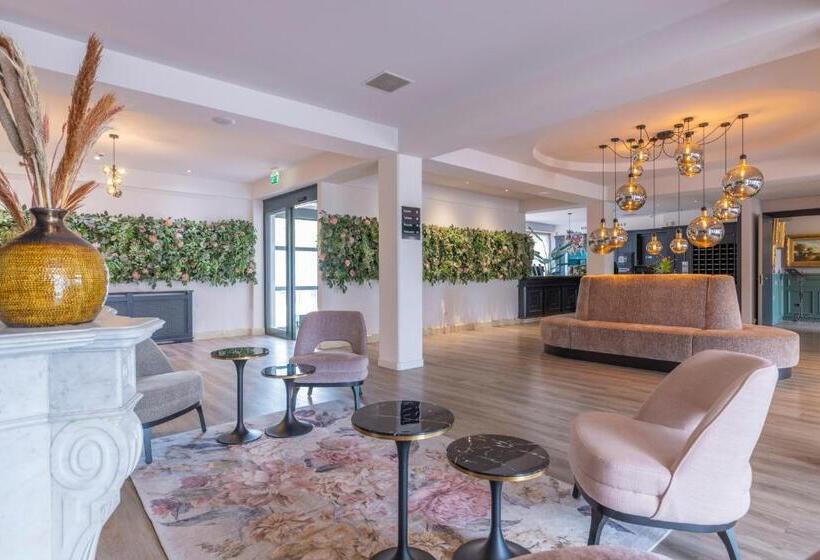 Fletcher Familiehotel De Hunzebergen