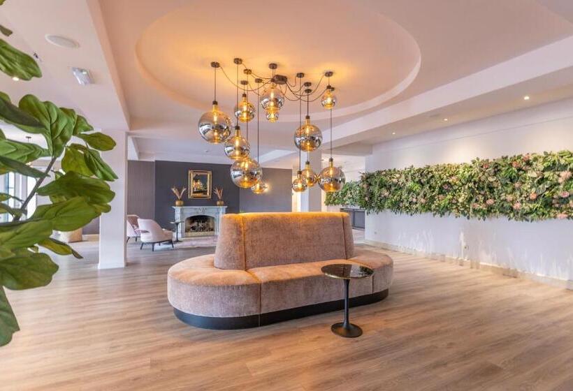 Fletcher Familiehotel De Hunzebergen