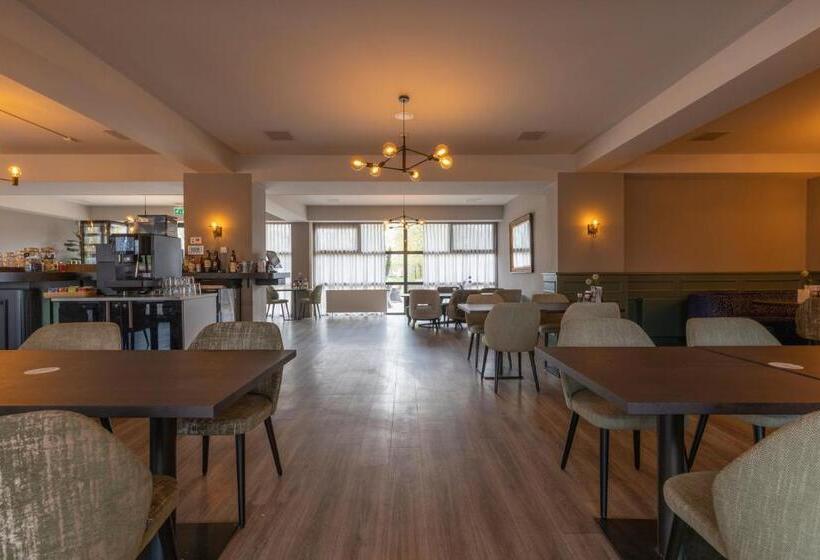 Fletcher Familiehotel De Hunzebergen