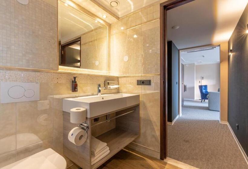 Fletcher Familiehotel De Hunzebergen