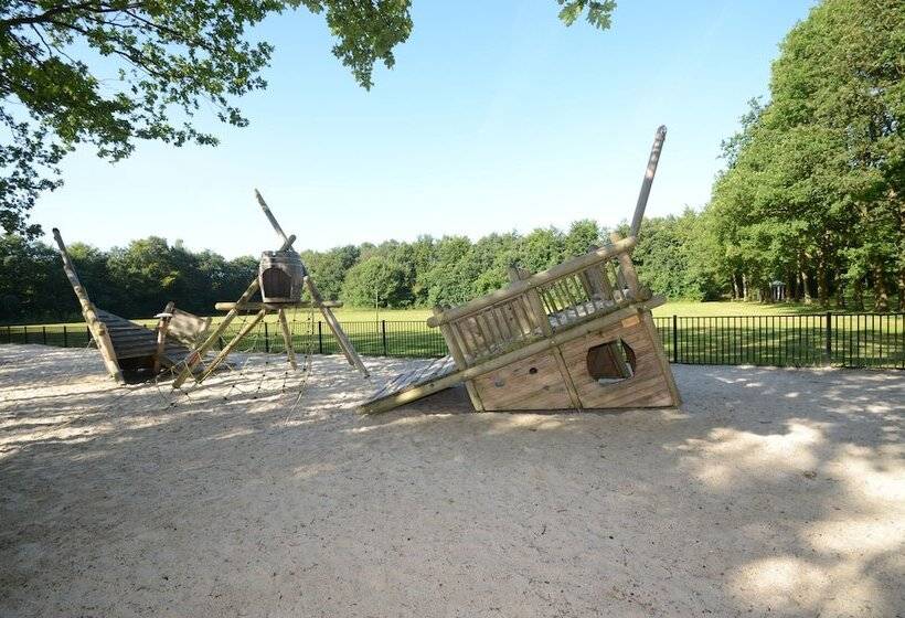 Fletcher Familiehotel De Hunzebergen