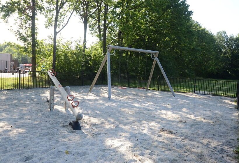 Fletcher Familiehotel De Hunzebergen