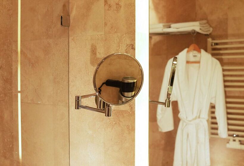 בית מלון כפרי Golden Tulip Ana Dome