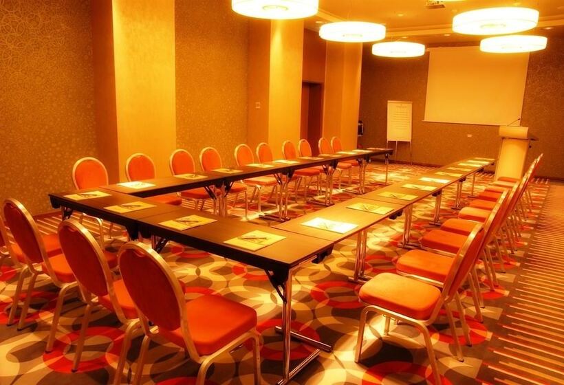 בית מלון כפרי Golden Tulip Ana Dome