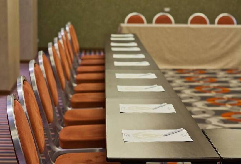 בית מלון כפרי Golden Tulip Ana Dome