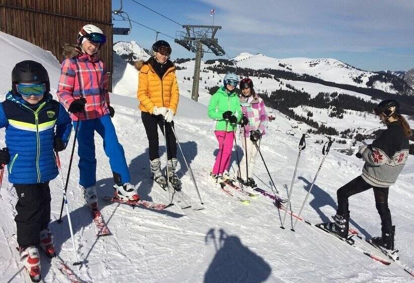 Отель Gutshof Wolfgangsee Resort & Event