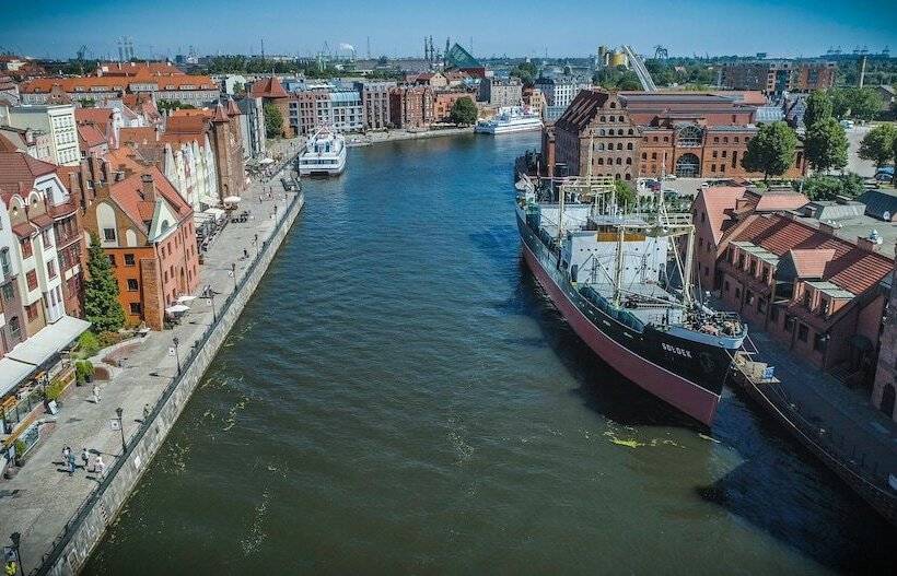 Отель Holland House Residence Old Town