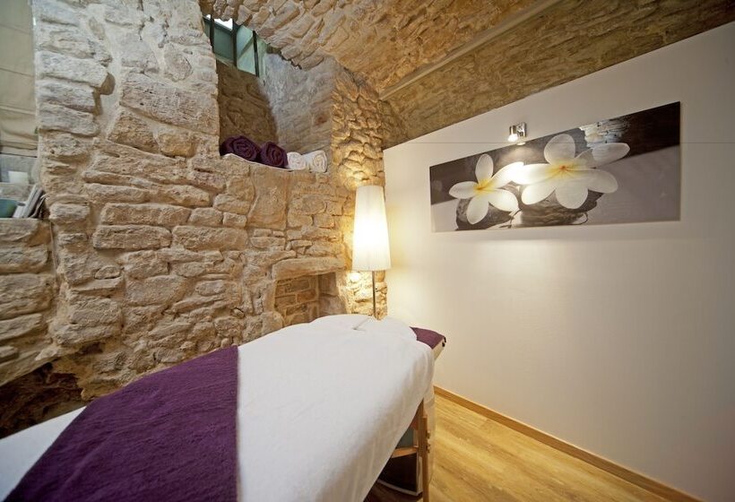 هتل Le Place D Armes   Relais & Châteaux