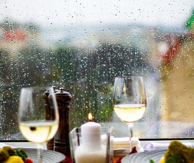 هتل Panorama Lviv