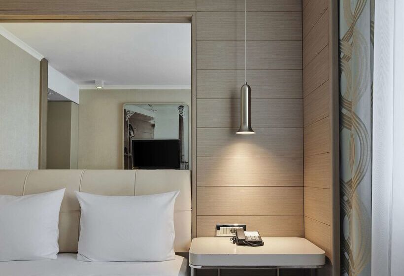 هتل Titanic Comfort Mitte