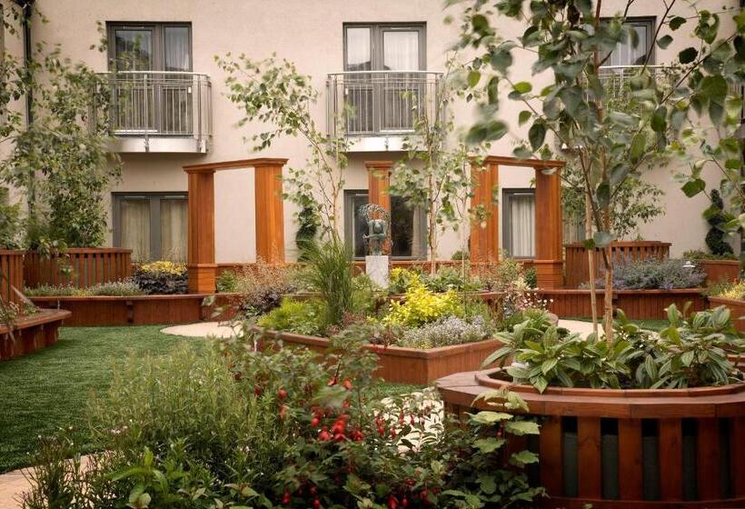 Westport Plaza Hotel, Spa & Leisure