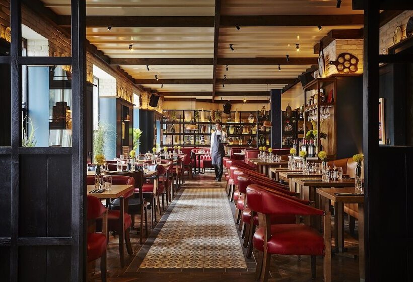 Westport Plaza Hotel, Spa & Leisure