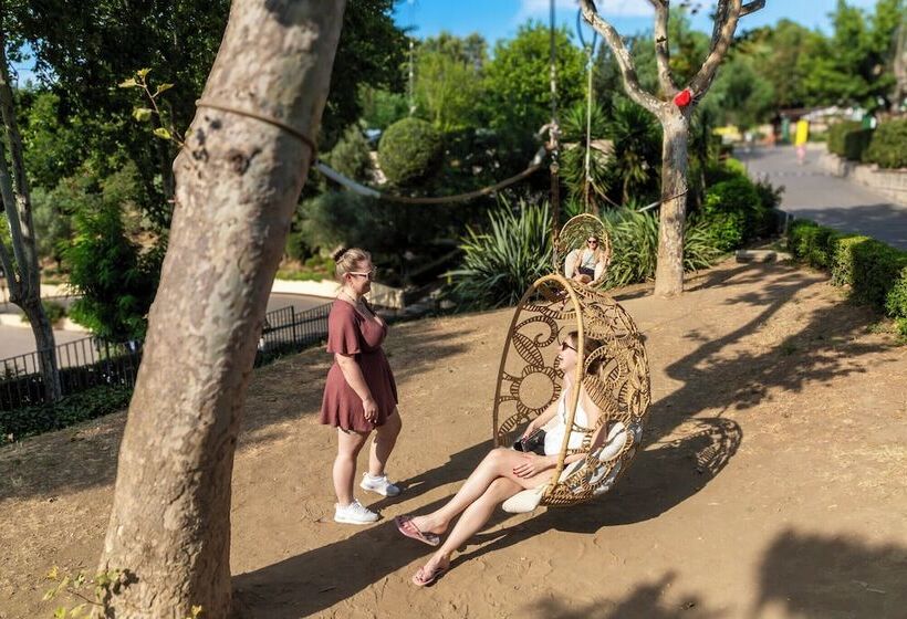 Hu Roma Camping In Town