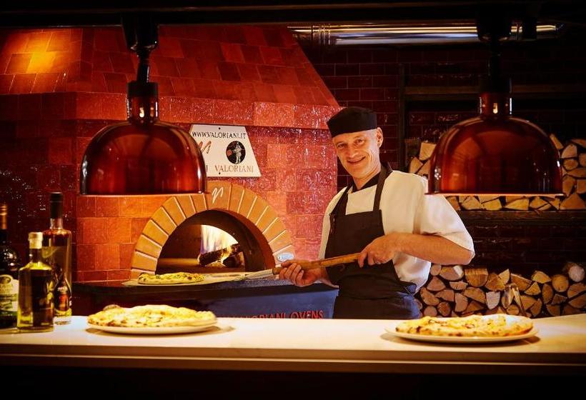 Westport Plaza Hotel, Spa & Leisure