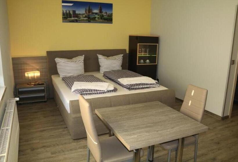 הוסטל Pension Florion