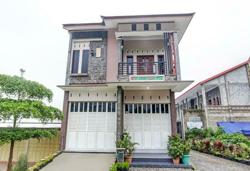 Отель Reddoorz At Jalan Dieng 3