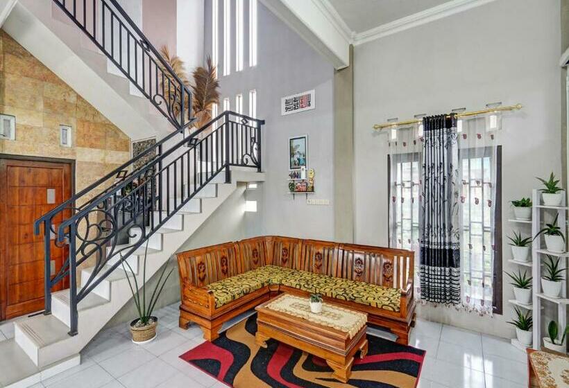 Отель Reddoorz At Jalan Dieng 3